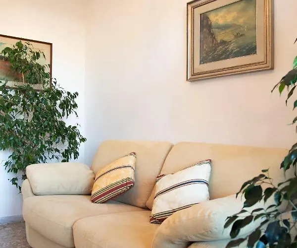 Aurelia Loris House *